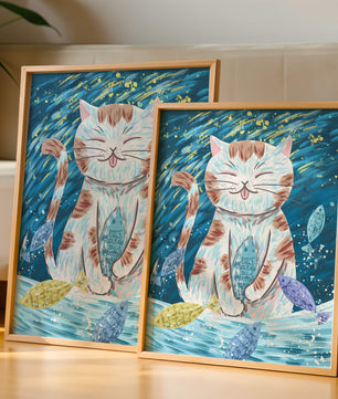 Gato caprichoso con peces coloridos y pinceladas juguetonas