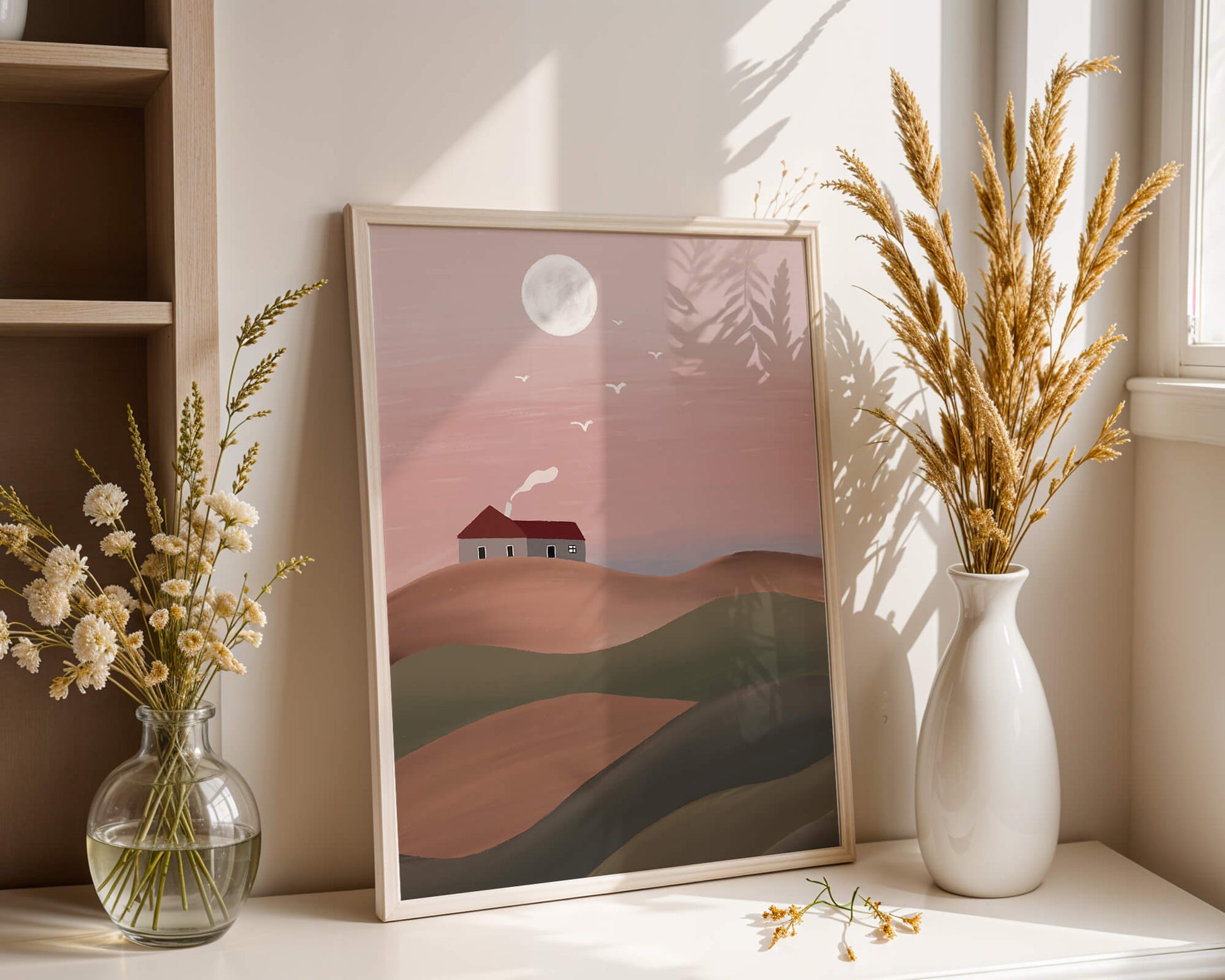 Casa en una colina rosa bajo la luna llena