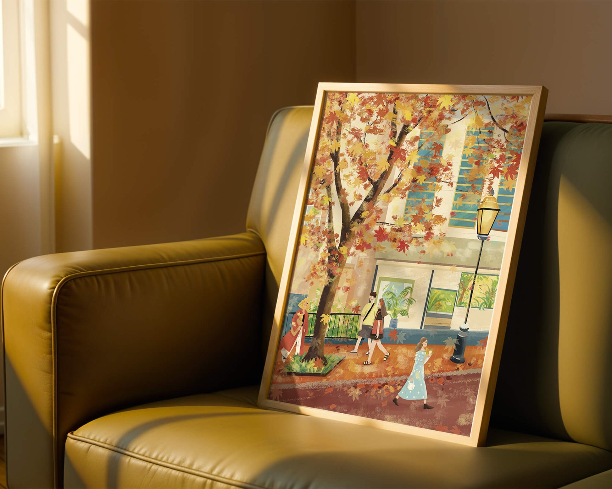 Calle de la ciudad en otoño con hojas coloridas y personas caminando