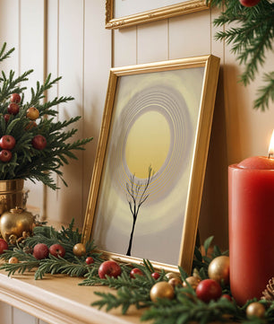 Silueta estilizada de un árbol con círculos concéntricos y un sol grande
