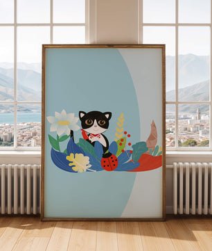 Ilustración de un gato con mariquita y flores sobre fondo azul claro