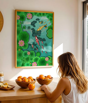 Étang à carpes koï vibrant avec des fleurs de lotus et des nénuphars verts