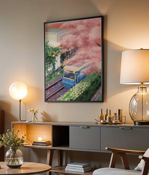 Zug in Kirschblütenlandschaft mit modernem Gebäude