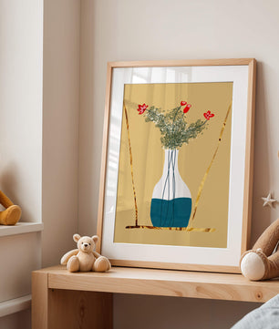 Vase avec des fleurs rouges et des accents dorés