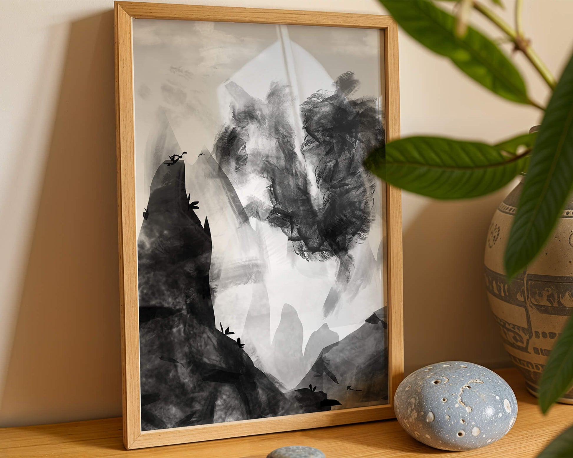 Paisaje monocromático con montañas y nubes abstractas