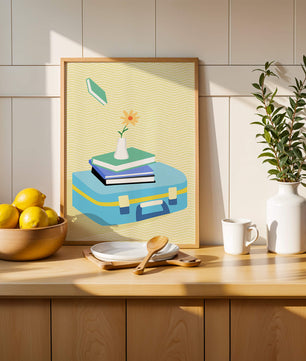 Naturaleza muerta colorida con libros, jarrón de flores y maleta