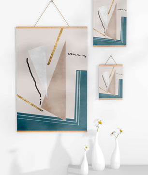 Abstraktes geometrisches Kunstwerk mit goldenen Elementen