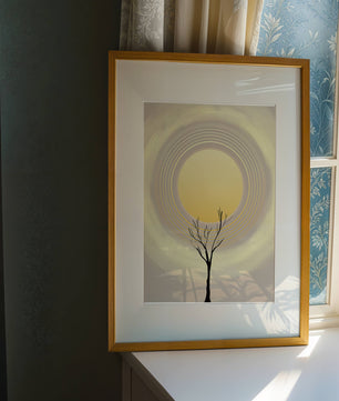 Silueta estilizada de un árbol con círculos concéntricos y un sol grande
