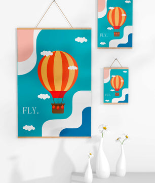 Bunte Heißluftballon-Illustration mit Wolken und abstrakten Formen