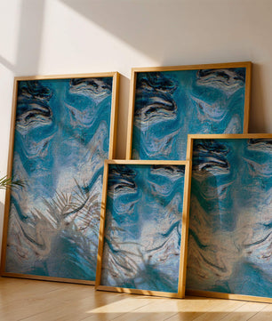 Pintura texturizada abstracta en azul y crema con patrones giratorios