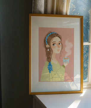 Illustration d'une fille avec un bandeau tenant une tasse fumante