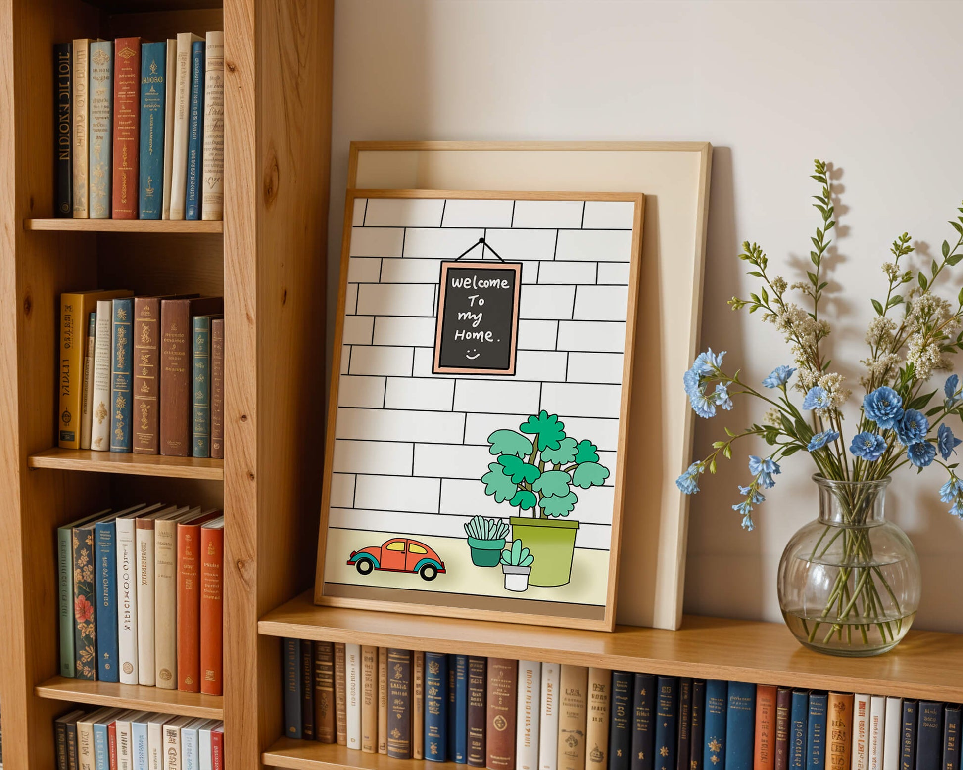 Kreidetafel-Schild mit Topfpflanzen und Spielzeugauto auf Ziegelmauer-Hintergrund