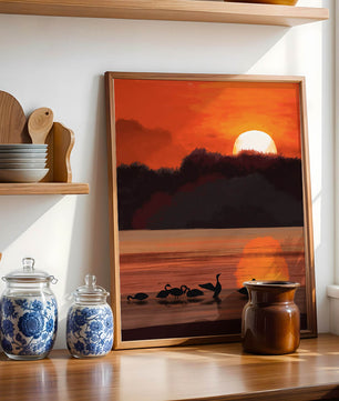 Ruhiger Sonnenuntergang über einem See mit Schwanensilhouette
