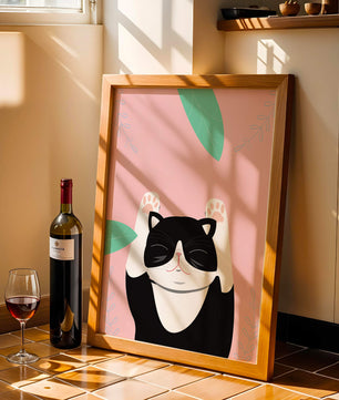 Gato ilustrado sobre fondo rosa con hojas.