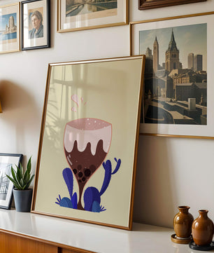 Illustration eines skurrilen Weinglases mit Flüssigkeitsspritzern und violetten Pflanzen