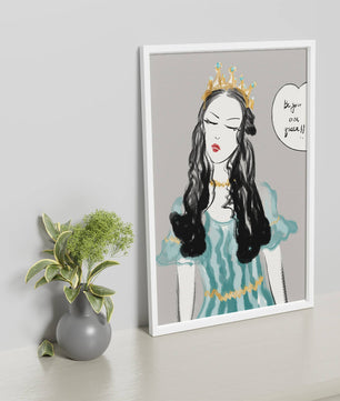 Femme élégante en robe turquoise avec une couronne dorée