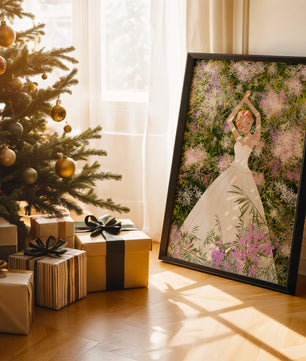Mujer en vestido blanco acostada entre flores en un jardín