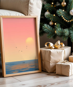 Tranquille coucher de soleil sur l'océan calme avec des oiseaux dans le ciel