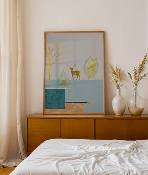 Abstrakte Komposition mit goldenem Hirsch und Blättern auf strukturiertem Hintergrund