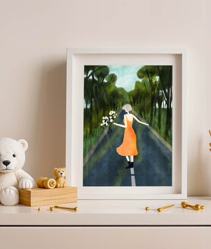 Femme en robe orange marchant sur une route avec des fleurs dans la forêt