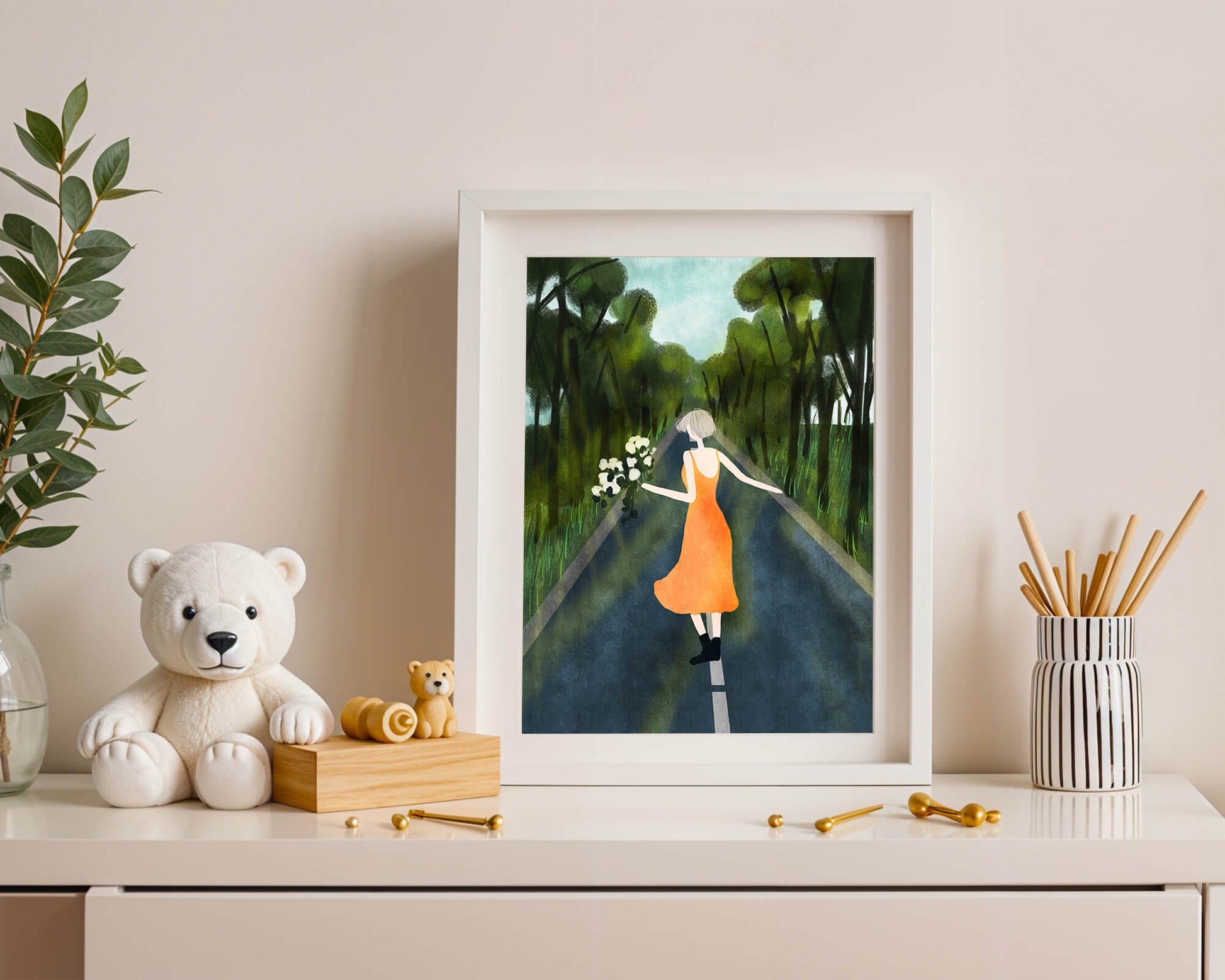 Mujer con vestido naranja caminando por una carretera con flores en el bosque
