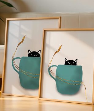 Katze in blaugrüner Tasse mit goldenen Elementen