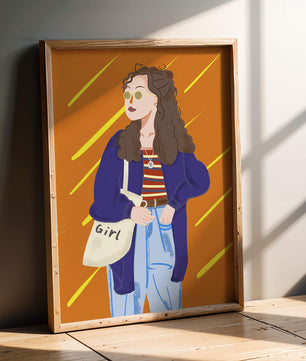 Mujer elegante con ropa casual, gafas de sol y bolso en un fondo naranja