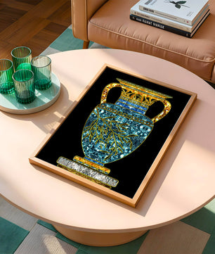 Jarrón de mosaico detallado con piedras preciosas doradas y azules sobre fondo negro