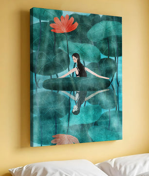 Femme réfléchissant parmi des feuilles de lotus et des fleurs avec une image miroir