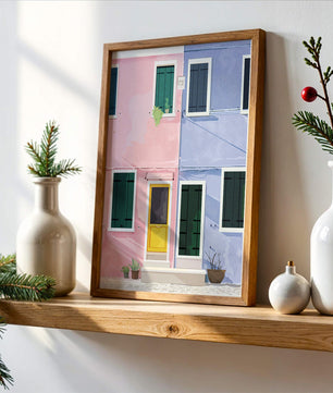 Casas pastel encantadoras con puertas y ventanas coloridas