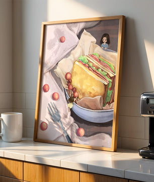 Niñas miniatura caprichosas cerca de un sándwich con tomates y tenedor