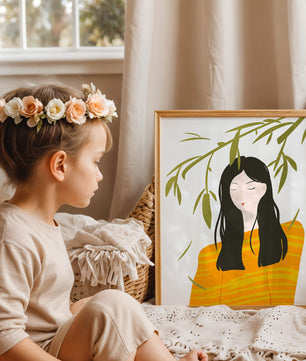 Illustration d'une femme en pull orange avec un fond de feuillage