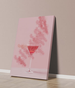 Elegante copa de cóctel roja sobre un fondo texturizado rosa