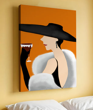 Femme élégante avec un chapeau noir et une fourrure blanche avec un verre de vin