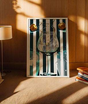 Elegante copa de champán con manzanas doradas y fondo a rayas