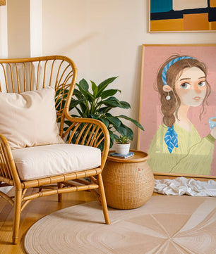 Illustration d'une fille avec un bandeau tenant une tasse fumante