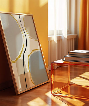 Abstrakte Malerei mit goldenen Akzenten und organischen Formen 