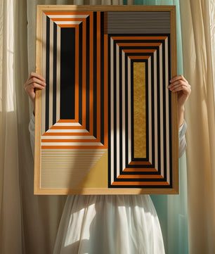 Arte abstracto geométrico con rayas y elemento dorado en naranja, negro y blanco