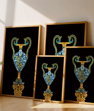 Jarrón elegante incrustado de joyas con acentos dorados y azules sobre fondo negro