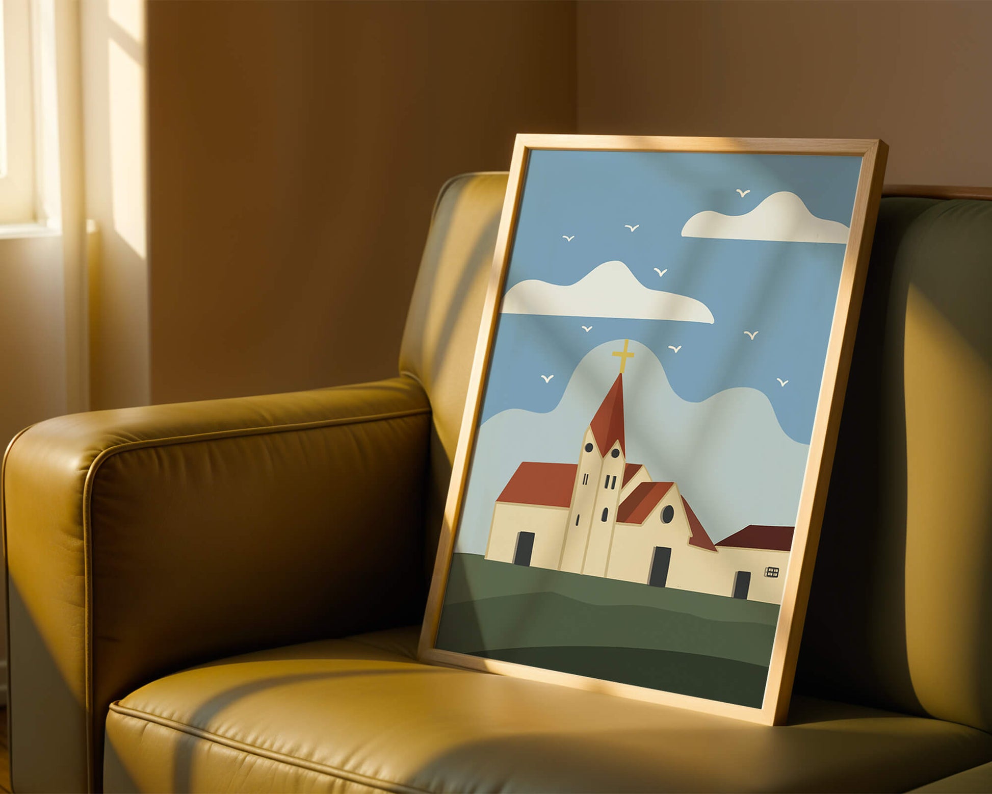 Paisaje idílico de iglesia con cruz dorada y cielo azul