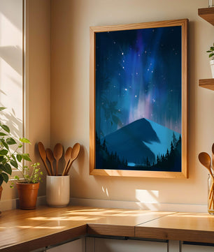 Paisaje montañoso sereno con auroras boreales y bosque oscuro