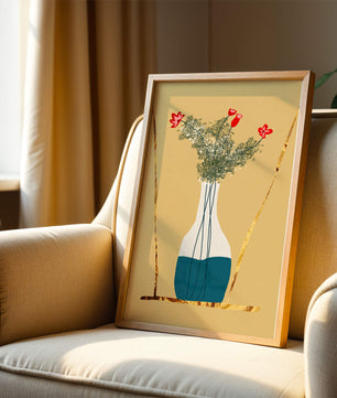Vase avec des fleurs rouges et des accents dorés