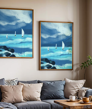 Paisaje marino con veleros navegando olas azules bajo un cielo dramático