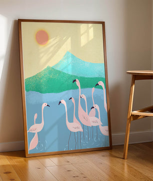 Friedliche Szene mit Flamingos in einer ruhigen Landschaft mit Bergen und Sonnenuntergang