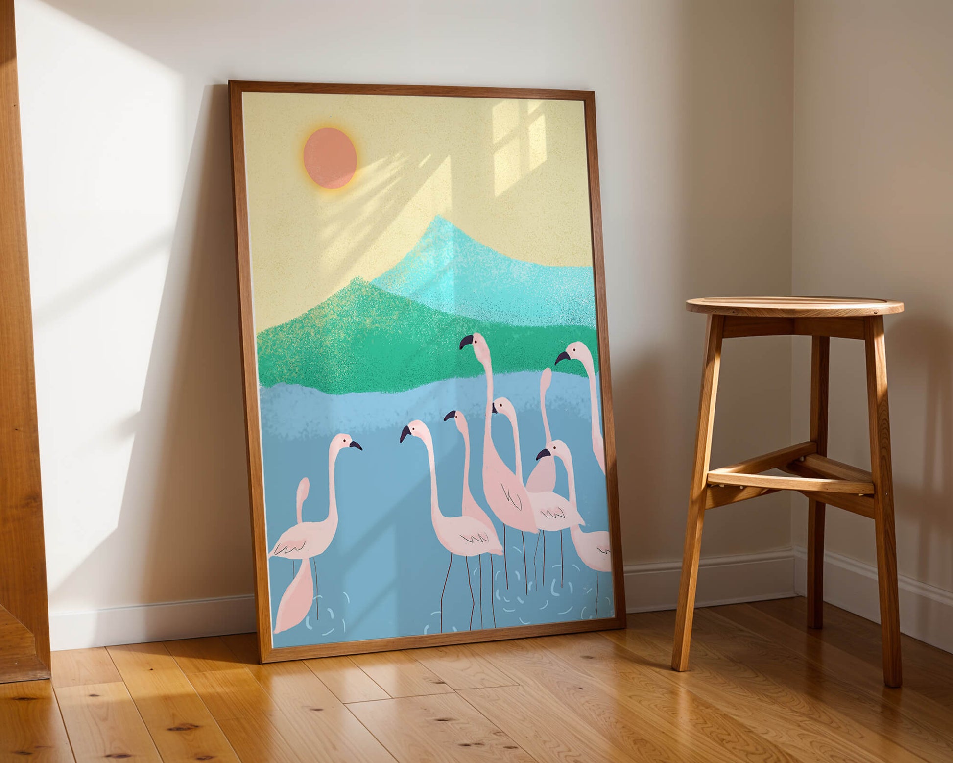 Friedliche Szene mit Flamingos in einer ruhigen Landschaft mit Bergen und Sonnenuntergang