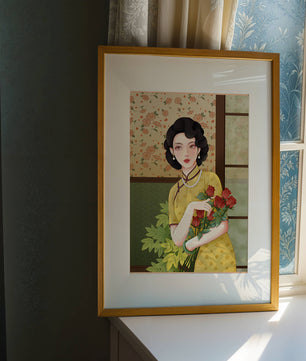 Mujer elegante con fondo floral sosteniendo un ramo