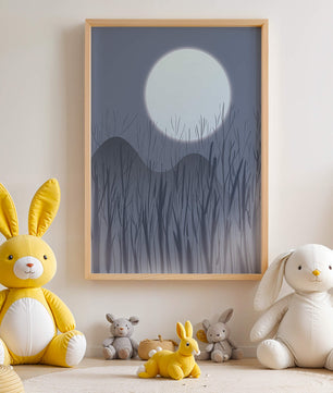 Ruhige Nachtlandschaft mit Vollmond und kahlen Bäumen