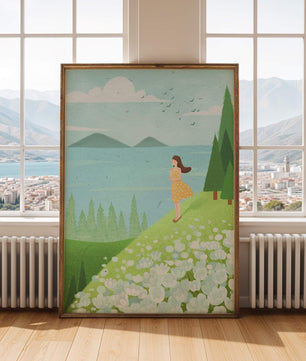Femme en robe jaune sur une colline avec fleurs et arbres