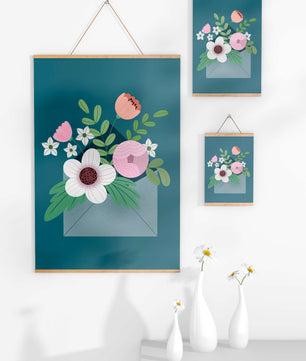 Bouquet floral illustré sortant d'une enveloppe sur un fond bleu sarcelle