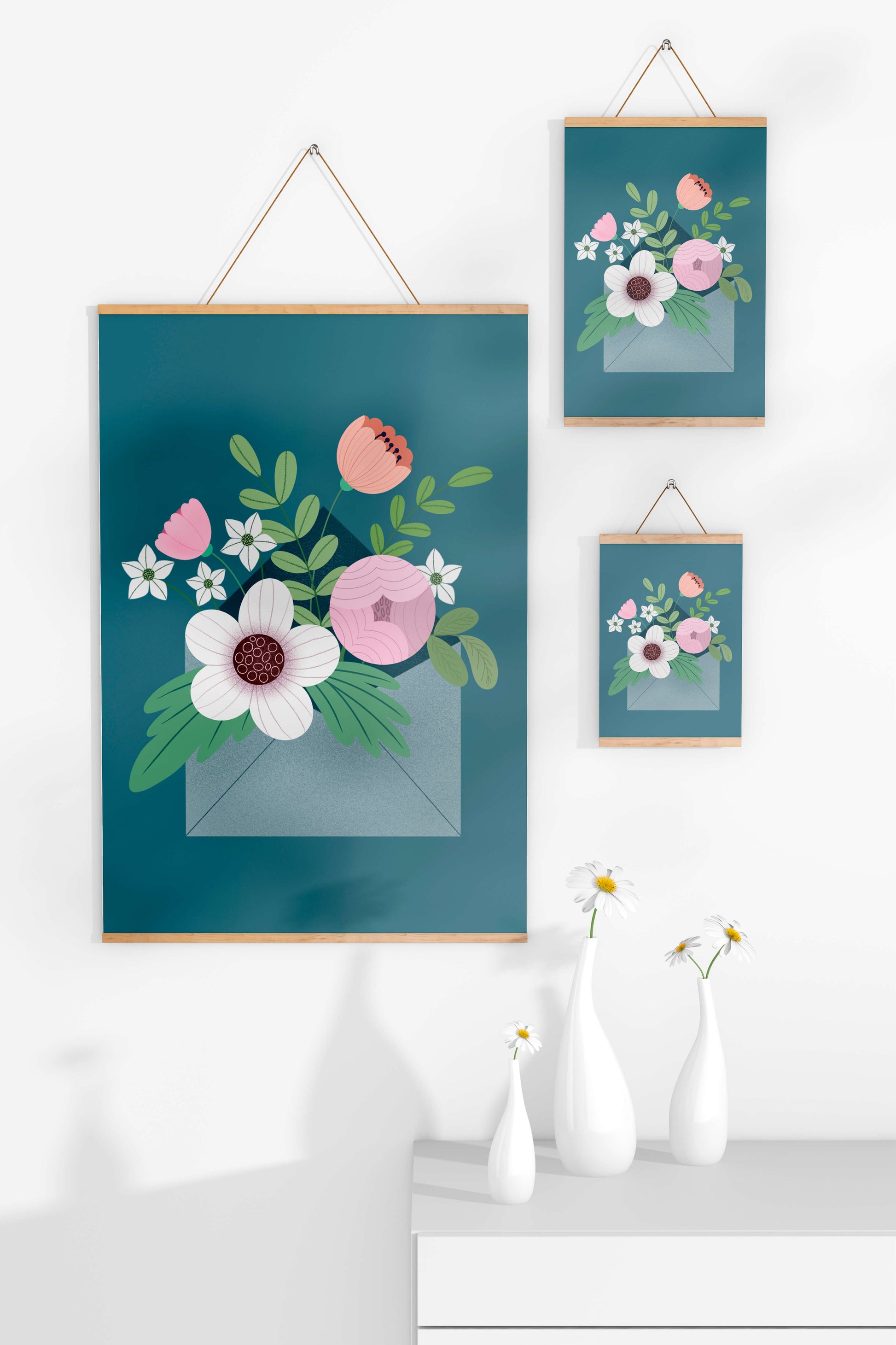 Bouquet floral illustré sortant d'une enveloppe sur un fond bleu sarcelle